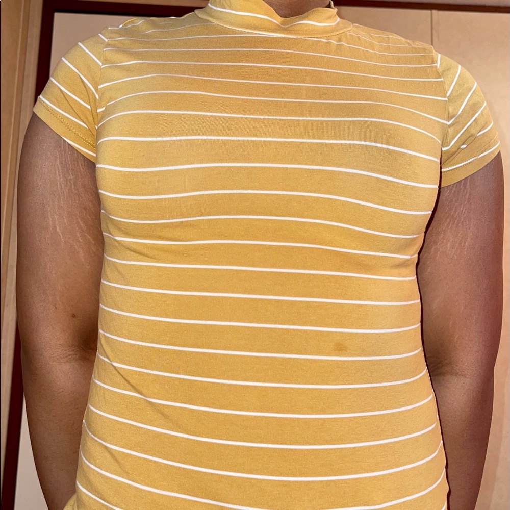 Fitted, gold and white turtleneck shirt